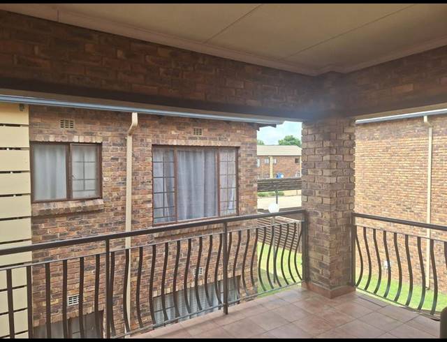 2 BEDROOM TOWNHOUSE FOR SALE IN SONNEVELD